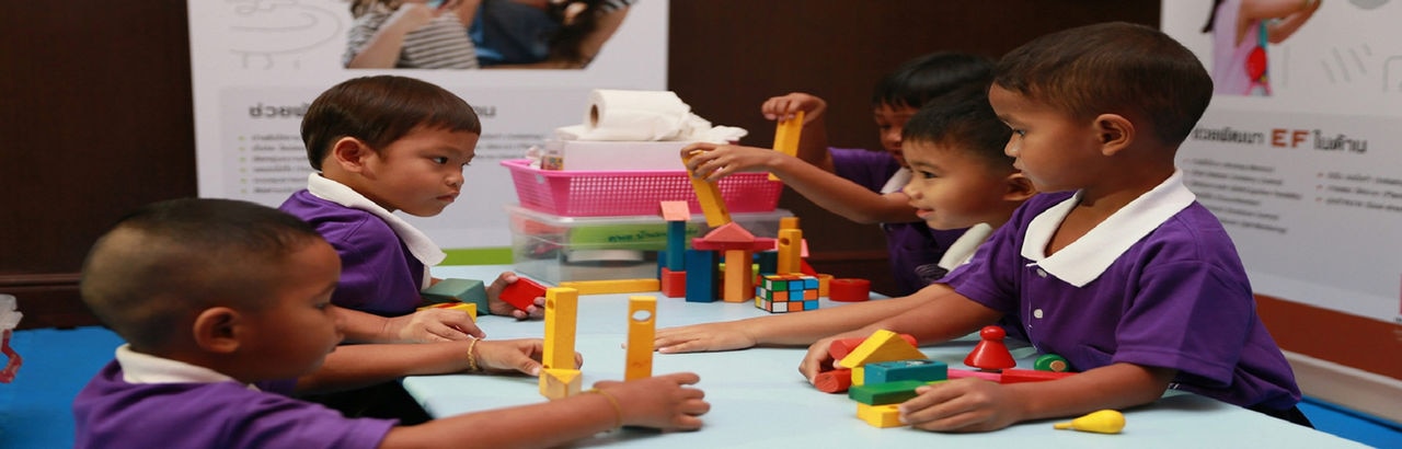 kids in classroom playing with blocks
