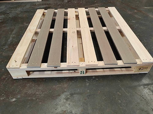 Artificial wooden pallets from used plastic
